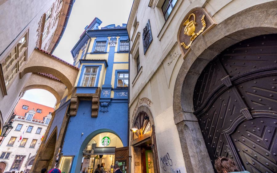 捷克布拉格老城廣場旁的小巷有星巴克咖啡